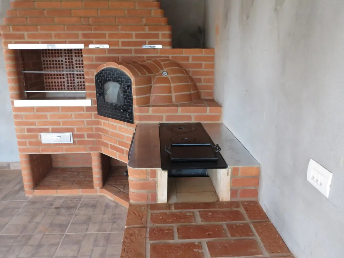 Conjunto de churrasqueira, forno e fogão a lenha em tijolo construído pela Cesar Grill