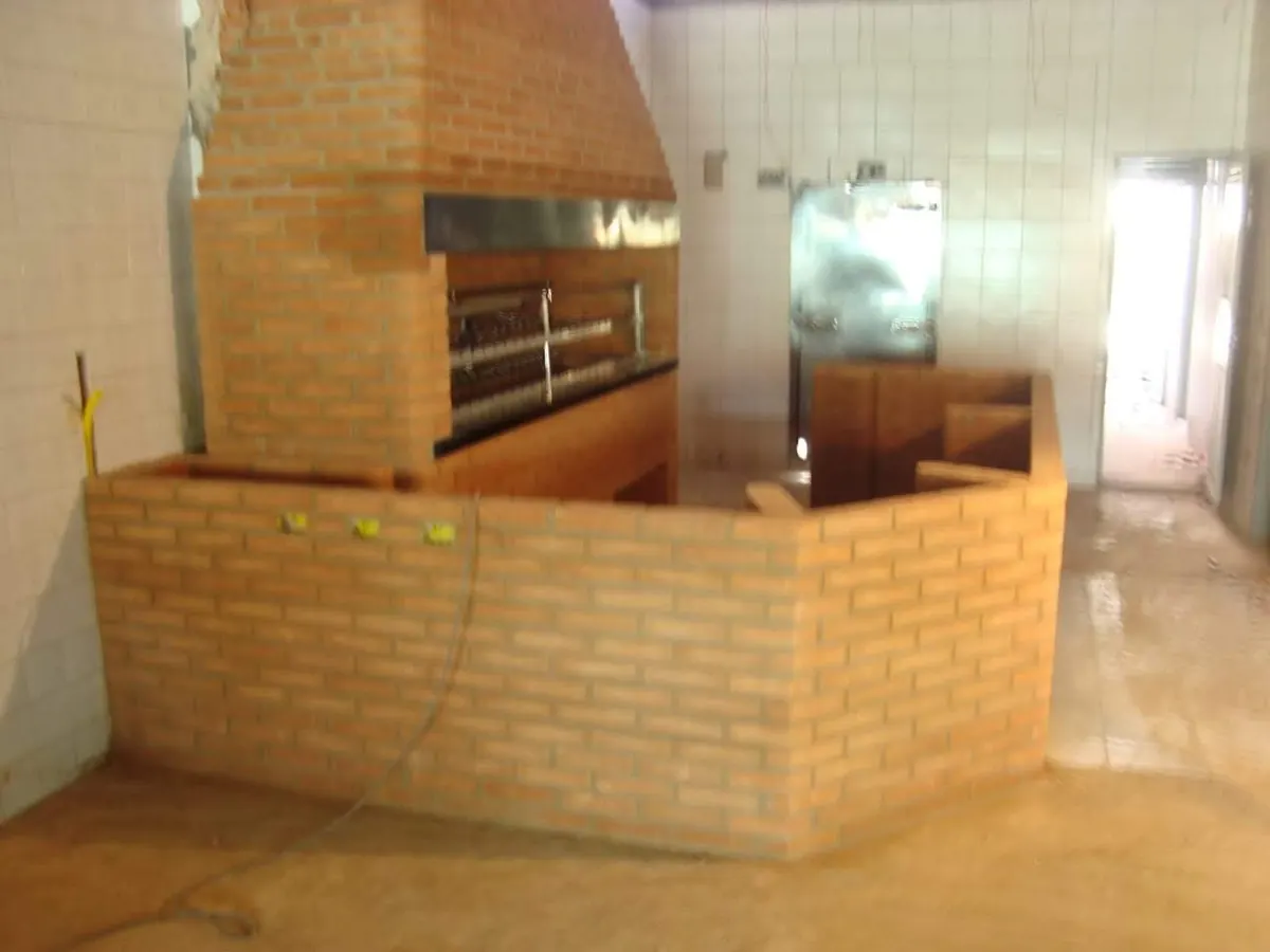 Churrasqueira com balcão longo para atendimento