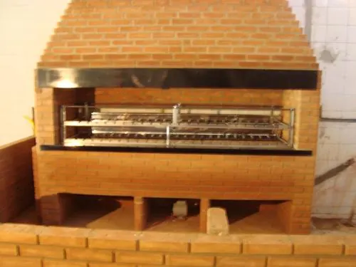 Churrasqueira industrial com espetos giratórios