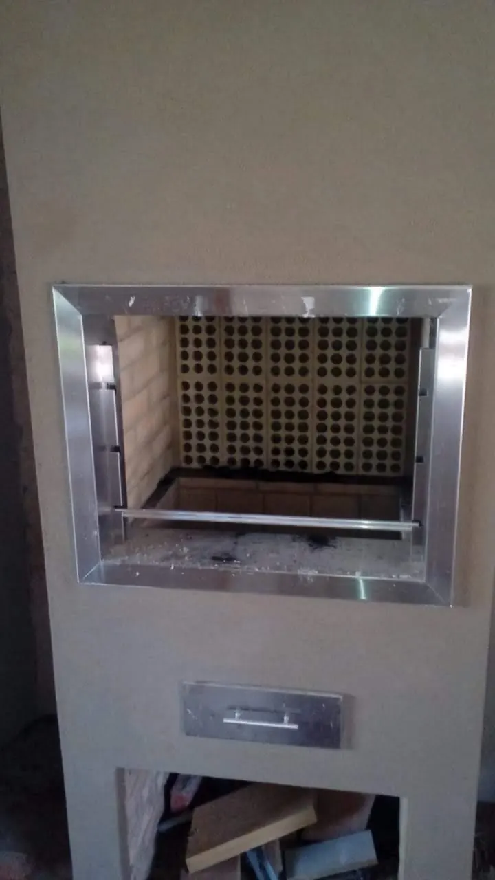 Churrasqueira profissional com grelha e portas inox