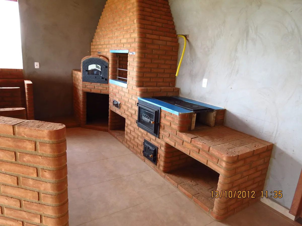 Fogão a lenha com churrasqueira e forno