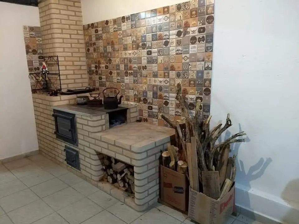Fogão a lenha revestido com azulejo