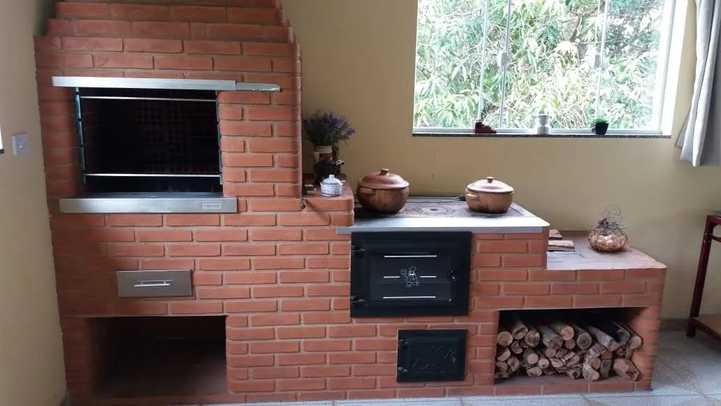 Fogão a lenha rústico na cozinha